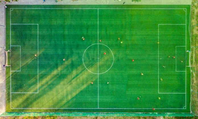Futbol, sadece bir spor dalı değil, aynı zamanda farklı kültürlerin ortak noktada buluştuğu küresel bir fenomen olarak kabul edilir. Milyonlarca insanın tutkuyla bağlandığı bu oyun, hem amatör hem profesyonel düzeyde geniş bir katılıma sahiptir. Tarihsel geçmişi çok eskilere dayanan futbolun bu kadar yaygın ve etkili bir konumda olması tesadüf değildir. Kurallarının görece basit olması, her yaş grubundan insanın oynayabilmesi ve takım ruhunu ön plana çıkarması, onu diğer sporlardan ayıran en önemli özelliklerden bazılarıdır. Konulu bir haber görseli.