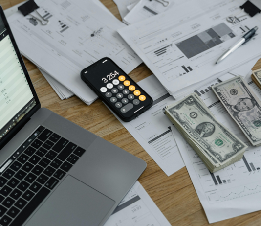 Günümüzde gençlerin iş hayatına atılma biçimi, geleneksel yöntemlerden farklı olarak daha dinamik, dijital ve esnek yollarla şekilleniyor. Özellikle dijitalleşmenin etkisiyle birlikte, ticaret artık yalnızca büyük sermayeye sahip kişilerin değil, küçük fikirlerle yola çıkan gençlerin de alanı haline geldi. konulu bir görsel