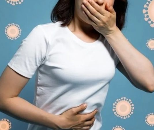 Gıda zehirlenmesi, kirli, bozulmuş veya sağlıksız gıdaların tüketilmesi sonucu meydana gelen bir sağlık sorunudur. Bu durum, genellikle bakteriler, virüsler, parazitler veya toksinler gibi zararlı mikroorganizmaların gıda ile vücuda girmesiyle oluşur. Gıda zehirlenmesi, hem hafif hem de ağır seyredebilir, ancak belirtileri genellikle sindirim sistemi üzerinde yoğunlaşır. Bu hastalık, hem kişisel sağlığı tehdit eder hem de toplum sağlığı için büyük bir risk oluşturabilir. Peki, gıda zehirlenmesinin belirtileri ne zaman başlar? Gıda zehirlenmesinin ne kadar sürede kendini gösterdiğini, neden bu kadar önemli olduğunu ve bu süreçte vücudun nasıl reaksiyon verdiğini inceleyeceğiz. Konulu bir haber görseli