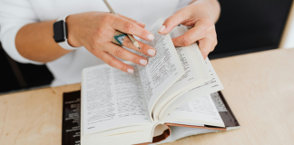 Ticaret, her gün milyonlarca insanın ekonomik faaliyet yürüttüğü, ürün ve hizmetlerin değiş tokuş edildiği devasa bir alandır. Ancak bu alanın kendi içinde bir dili, kuralları ve terimleri vardır. Bu terimlere hâkim olmak, özellikle yeni başlayan girişimciler ve küçük işletme sahipleri için sadece bilgi değil, rekabet avantajı da sağlar. konulu bir görsel