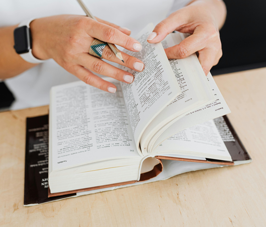 Ticaret, her gün milyonlarca insanın ekonomik faaliyet yürüttüğü, ürün ve hizmetlerin değiş tokuş edildiği devasa bir alandır. Ancak bu alanın kendi içinde bir dili, kuralları ve terimleri vardır. Bu terimlere hâkim olmak, özellikle yeni başlayan girişimciler ve küçük işletme sahipleri için sadece bilgi değil, rekabet avantajı da sağlar. konulu bir görsel