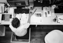 Girişimcilik dünyasında başarıya ulaşmak yalnızca sağlam iş planlarıyla ya da büyük sermayelerle sınırlı değildir. Girişimcinin kişisel donanımı ve özellikle de özgüveni, işin kaderini belirleyebilecek kadar önemli bir etkendir. konulu bir görsel