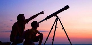 Gözlem, insanın çevresini anlamak için başvurduğu en temel bilgi edinme yollarından biridir. Duyular aracılığıyla elde edilen bilgilerle dış dünyaya dair bir farkındalık oluşur. Bu süreç yalnızca doğrudan bakmakla sınırlı kalmaz; aynı zamanda algılama, dikkat, yorumlama ve değerlendirme gibi zihinsel faaliyetleri de içerir. Gözlem, insanın öğrenme sürecinde oynadığı belirleyici rol sayesinde eğitimden bilime, sanattan günlük yaşama kadar pek çok alanda merkezi bir yer tutar. Konulu bir haber görseli.