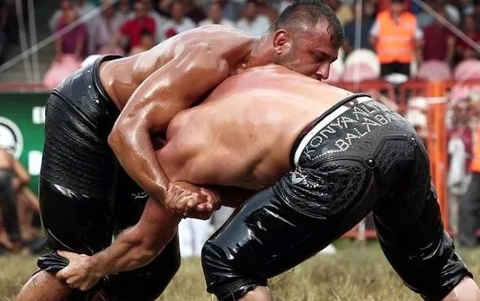 Güreş Nedir ve Tarihçesi Güreş, insanların tarih boyunca mücadele ettiği ve beden gücünü test ettiği en eski spor dallarından biridir. Farklı kültürlerde ve coğrafyalarda çeşitli şekillerde gelişen güreş, dünyanın her köşesinde bir spor dalı olarak kabul edilmiştir. Hem antik dönemlerden bu yana hem de günümüzde çeşitli şekillerde yapılmaya devam etmektedir. Yunanlılar ve Romalılar döneminde düzenlenen gladyatör dövüşlerinden günümüz modern güreşine kadar geniş bir tarihsel geçmişe sahiptir. Konulu bir haber görseli.