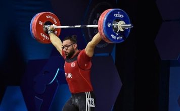 Halter Nedir ve Temel Özellikleri Halter, kuvvet ve dayanıklılığın test edildiği bir spor dalıdır. Genellikle, sporcuların çeşitli ağırlıklarla belirli tekniklerle kaldırma hareketlerini gerçekleştirdiği bir spordur. Hem profesyonel sporcular hem de amatörler tarafından tercih edilen halter, fiziksel güç ve zindelik gerektiren bir aktivite olarak bilinir. Olimpiyat oyunlarının da bir parçası olan bu spor dalı, dünya çapında büyük bir popülariteye sahiptir. Konulu bir haber görseli.