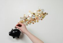 Ticaret, insanoğlunun temel ihtiyaçlarını karşılamaya yönelik olarak binlerce yıldır süregelen bir faaliyettir. Günümüzde ise ticaretin sınırları genişlemiş, fiziki pazarlardan dijital dünyaya kadar uzanan bir yelpazeye yayılmıştır. “Hangi alanlarda ticaret yapılır?” sorusu, iş kurmak ya da yeni bir sektöre yönelmek isteyen herkes için kritik önemdedir. Çünkü ticaret yalnızca mal satmakla sınırlı değildir; hizmetten dijital ürünlere, ikinci elden eğitim sistemlerine kadar birçok alanda ticaret yapılabilir. Konulu bir haber görseli