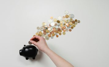 Ticaret, insanoğlunun temel ihtiyaçlarını karşılamaya yönelik olarak binlerce yıldır süregelen bir faaliyettir. Günümüzde ise ticaretin sınırları genişlemiş, fiziki pazarlardan dijital dünyaya kadar uzanan bir yelpazeye yayılmıştır. “Hangi alanlarda ticaret yapılır?” sorusu, iş kurmak ya da yeni bir sektöre yönelmek isteyen herkes için kritik önemdedir. Çünkü ticaret yalnızca mal satmakla sınırlı değildir; hizmetten dijital ürünlere, ikinci elden eğitim sistemlerine kadar birçok alanda ticaret yapılabilir. Konulu bir haber görseli