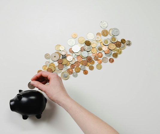 Ticaret, insanoğlunun temel ihtiyaçlarını karşılamaya yönelik olarak binlerce yıldır süregelen bir faaliyettir. Günümüzde ise ticaretin sınırları genişlemiş, fiziki pazarlardan dijital dünyaya kadar uzanan bir yelpazeye yayılmıştır. “Hangi alanlarda ticaret yapılır?” sorusu, iş kurmak ya da yeni bir sektöre yönelmek isteyen herkes için kritik önemdedir. Çünkü ticaret yalnızca mal satmakla sınırlı değildir; hizmetten dijital ürünlere, ikinci elden eğitim sistemlerine kadar birçok alanda ticaret yapılabilir. Konulu bir haber görseli