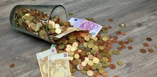 E-ticaret, teknolojinin sunduğu olanaklarla birlikte yalnızca bir satış yöntemi değil, başlı başına bir sektör haline gelmiştir. Giderek dijitalleşen dünyada girişimciler için “Hangi sektörde e-ticaret yapılır?” sorusu kritik önem taşır. Çünkü doğru sektörü seçmek, uzun vadeli başarı için atılacak en sağlam adımdır. Günümüzde pek çok farklı alanda e-ticaret yapılabiliyor. Önemli olan, talebi yüksek, rekabeti yönetilebilir ve kâr marjı uygun olan bir sektöre yönelmektir. Konulu bir haber görseli.
