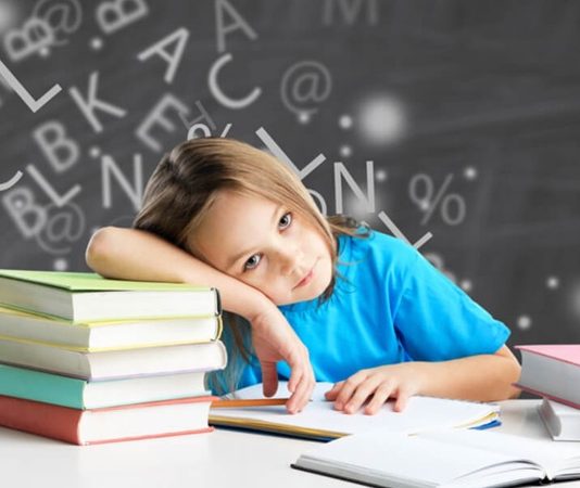 Günümüz dünyası, teknolojik, sosyal ve ekonomik değişimlerin hızla yaşandığı bir döneme tanıklık ediyor. Bu değişim sürecinde bilgiye ulaşmanın kolaylaşması, öğrenmenin yalnızca okul yıllarıyla sınırlı kalamayacağını açıkça ortaya koyuyor. Bu noktada öne çıkan en önemli kavramlardan biri hayat boyu öğrenme. Artık öğrenmek, yalnızca belli bir yaşa ya da eğitim kademesine ait bir faaliyet değil; bireyin yaşamı boyunca devam eden, çok yönlü ve sürekli bir süreç olarak tanımlanıyor. Konulu bir görsel.