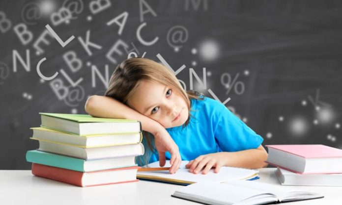Hayat Boyu Öğrenme Kavramı Ne İfade Ediyor Günümüz dünyası, teknolojik, sosyal ve ekonomik değişimlerin hızla yaşandığı bir döneme tanıklık ediyor. Bu değişim sürecinde bilgiye ulaşmanın kolaylaşması, öğrenmenin yalnızca okul yıllarıyla sınırlı kalamayacağını açıkça ortaya koyuyor. Bu noktada öne çıkan en önemli kavramlardan biri hayat boyu öğrenme. Artık öğrenmek, yalnızca belli bir yaşa ya da eğitim kademesine ait bir faaliyet değil; bireyin yaşamı boyunca devam eden, çok yönlü ve sürekli bir süreç olarak tanımlanıyor. Konulu bir görsel.