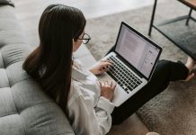 Eğitim dünyası, son yıllarda hızla değişen teknolojik gelişmeler ve küresel olaylarla birlikte yeni eğitim modellerine ihtiyaç duymaktadır. Bu modellerden biri de hibrit eğitimdir. Hibrit eğitim, geleneksel yüz yüze eğitimle çevrimiçi eğitimin bir arada kullanıldığı bir öğrenme yöntemidir. Bu model, hem öğrencilere esneklik sağlamakta hem de eğitim süreçlerini daha etkili hale getirmektedir. Hibrit eğitimin giderek daha yaygın hale gelmesiyle birlikte, bu modelin hangi durumlarda tercih edileceği konusu eğitimciler ve aileler için önemli bir soru olmuştur. Bu yazıda, hibrit eğitim modelinin hangi koşullarda tercih edildiğini ve hangi avantajları sunduğunu detaylı bir şekilde inceleyeceğiz. Tüm haber detayı için tıklayınız.