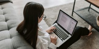 Eğitim dünyası, son yıllarda hızla değişen teknolojik gelişmeler ve küresel olaylarla birlikte yeni eğitim modellerine ihtiyaç duymaktadır. Bu modellerden biri de hibrit eğitimdir. Hibrit eğitim, geleneksel yüz yüze eğitimle çevrimiçi eğitimin bir arada kullanıldığı bir öğrenme yöntemidir. Bu model, hem öğrencilere esneklik sağlamakta hem de eğitim süreçlerini daha etkili hale getirmektedir. Hibrit eğitimin giderek daha yaygın hale gelmesiyle birlikte, bu modelin hangi durumlarda tercih edileceği konusu eğitimciler ve aileler için önemli bir soru olmuştur. Bu yazıda, hibrit eğitim modelinin hangi koşullarda tercih edildiğini ve hangi avantajları sunduğunu detaylı bir şekilde inceleyeceğiz. Tüm haber detayı için tıklayınız.