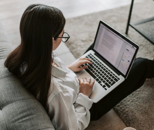 Hibrit Eğitim Modeli Hangi Durumlarda Tercih Ediliyor Eğitim dünyası, son yıllarda hızla değişen teknolojik gelişmeler ve küresel olaylarla birlikte yeni eğitim modellerine ihtiyaç duymaktadır. Bu modellerden biri de hibrit eğitimdir. Hibrit eğitim, geleneksel yüz yüze eğitimle çevrimiçi eğitimin bir arada kullanıldığı bir öğrenme yöntemidir. Bu model, hem öğrencilere esneklik sağlamakta hem de eğitim süreçlerini daha etkili hale getirmektedir. Hibrit eğitimin giderek daha yaygın hale gelmesiyle birlikte, bu modelin hangi durumlarda tercih edileceği konusu eğitimciler ve aileler için önemli bir soru olmuştur. Bu yazıda, hibrit eğitim modelinin hangi koşullarda tercih edildiğini ve hangi avantajları sunduğunu detaylı bir şekilde inceleyeceğiz. Tüm haber detayı için tıklayınız.