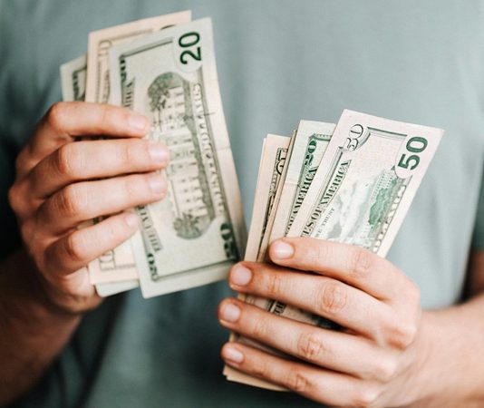İkincil Ekonomi Nedir? Ekonomik faaliyetler, bir ülkenin üretim, tüketim ve değer yaratma süreçlerini anlamamıza yardımcı olan temel yapı taşlarıdır. Bu faaliyetler genellikle üç ana sektöre ayrılır: birincil, ikincil ve üçüncül sektörler. Bunlar içinde ikincil ekonomi, ham maddelerin işlenerek üretim sürecine dahil edildiği ve değer kazandığı alan olarak tanımlanır. İkincil sektör, sadece bir ülkenin sanayi gücünü değil, aynı zamanda ekonomik büyüme potansiyelini de temsil eder. Bu nedenle ikincil ekonomiyi anlamak, üretim temelli kalkınma anlayışını kavramak açısından oldukça önemlidir. Konulu bir haber görseli.