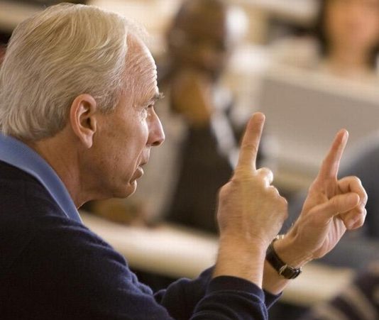 İntihal, başkalarının fikirlerini, kelimelerini veya çalışmalarını, uygun şekilde atıfta bulunmadan kendi eseriymiş gibi sunma eylemidir. Akademik dünyada intihal, büyük bir suç olarak kabul edilir ve ciddi etik ihlallerine yol açar. Özellikle yükseköğretim kurumlarında, araştırmaların ve yazılı çalışmaların özgün olması beklenir. Ancak, zaman zaman öğrenciler veya araştırmacılar, başkalarının eserlerini kopyalayarak intihal yapma yoluna gidebilirler. Konulu bir haber görseli.