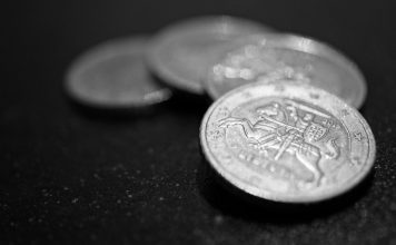 Ekonomi, bir ülkenin refah düzeyini belirleyen en temel yapılardan biridir. Piyasaların sağlıklı işlemesi, üretimin artması, tüketicilerin alım gücünün korunması, istihdamın yaygınlaşması ve fiyat istikrarının sağlanması gibi birçok faktör, “iyi bir ekonomi” tanımını şekillendirir. Ancak yalnızca ekonomik büyüme oranları yüksek olduğu için bir ekonomiyi “iyi” olarak nitelendirmek eksik bir değerlendirme olur. Gerçek anlamda iyi bir ekonomi, hem sürdürülebilir kalkınmayı hedefler hem de toplumun tüm kesimlerini kapsayan adil ve dengeli bir sistem kurar. Konulu bir haber görseli.