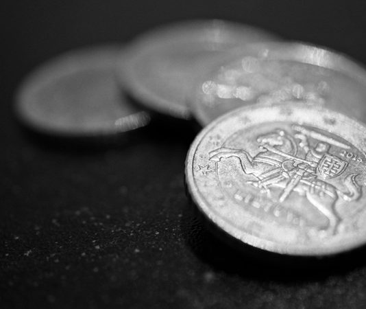İyi Bir Ekonomi Nasıl Olur? Ekonomi, bir ülkenin refah düzeyini belirleyen en temel yapılardan biridir. Piyasaların sağlıklı işlemesi, üretimin artması, tüketicilerin alım gücünün korunması, istihdamın yaygınlaşması ve fiyat istikrarının sağlanması gibi birçok faktör, “iyi bir ekonomi” tanımını şekillendirir. Ancak yalnızca ekonomik büyüme oranları yüksek olduğu için bir ekonomiyi “iyi” olarak nitelendirmek eksik bir değerlendirme olur. Gerçek anlamda iyi bir ekonomi, hem sürdürülebilir kalkınmayı hedefler hem de toplumun tüm kesimlerini kapsayan adil ve dengeli bir sistem kurar. Konulu bir haber görseli.