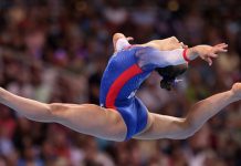 Jimnastik, fiziksel hareketler, denge, çeviklik ve güç gerektiren bir spor dalıdır. Tarihi çok eskilere dayanan bu spor, vücut kontrolünü geliştirmeye yönelik hareketler içerir. Hem bir spor dalı hem de fitness aktivitesi olarak bilinen jimnastik, genellikle yer hareketleri, aletli jimnastik ve ritmik jimnastik gibi farklı kategorilerde yapılır. Bireysel ya da takım halinde yapılabilen jimnastik, hem fiziksel hem de zihinsel faydalar sağlar. Konulu bir haber görseli.