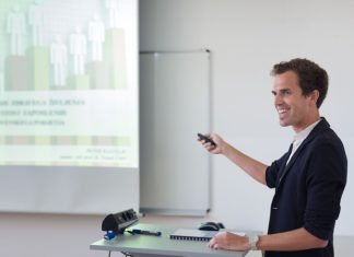 Jürili sınav, eğitim hayatında önemli bir yer tutan, özellikle yükseköğretim ve profesyonel alanlarda sıkça karşılaşılan bir değerlendirme yöntemidir. Bu sınav türü, katılımcıların sadece bilgi düzeyini değil, aynı zamanda sunum becerilerini, yaratıcı düşünme yeteneklerini ve eleştirel düşünme kapasitelerini de test eder. Jürili sınav, genellikle birden fazla uzman kişinin yer aldığı bir jüri tarafından yapılır ve bu, öğrencilerin ya da katılımcıların değerlendirilmesinde objektifliği artırmak için oldukça etkili bir yöntemdir. Konulu bir haber görseli.