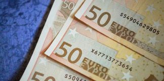 Kamu borcu, bir devletin, kamu sektöründeki harcamalarını finanse etmek için aldığı borçların toplamını ifade eder. Devletler, ekonomik büyümeyi desteklemek, altyapı yatırımları yapmak veya kriz dönemlerinde maliyetleri karşılamak için borçlanma yoluna gidebilir. Ancak, kamu borcu sürdürülemez boyutlara ulaştığında, bu durum ekonomik dengesizliklere yol açabilir. Bu yazıda, kamu borcunun ekonomik etkileri, borç yönetimi stratejileri ve bunun uzun vadede devletin mali sağlığı üzerindeki olası sonuçları ele alınacaktır. Konulu bir haber görseli.