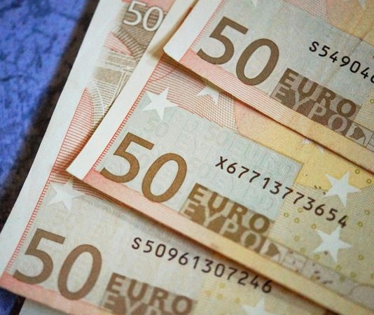 Kamu borcu, bir devletin, kamu sektöründeki harcamalarını finanse etmek için aldığı borçların toplamını ifade eder. Devletler, ekonomik büyümeyi desteklemek, altyapı yatırımları yapmak veya kriz dönemlerinde maliyetleri karşılamak için borçlanma yoluna gidebilir. Ancak, kamu borcu sürdürülemez boyutlara ulaştığında, bu durum ekonomik dengesizliklere yol açabilir. Bu yazıda, kamu borcunun ekonomik etkileri, borç yönetimi stratejileri ve bunun uzun vadede devletin mali sağlığı üzerindeki olası sonuçları ele alınacaktır. Konulu bir haber görseli.