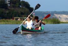 Kano, su üzerinde, bir kürekle itilen küçük, dar bir kayık türüdür. Hem bir spor dalı olarak hem de keyifli bir açık hava aktivitesi olarak popüler olan kano, insanlık tarihinin en eski ulaşım araçlarından biridir. Gelişen teknolojiyle birlikte modern kano sporu, hız, çeviklik ve dayanıklılık gerektiren bir yarış ve eğlence aracı haline gelmiştir. Su sporları arasında oldukça yaygın olan kano, aynı zamanda doğayla iç içe vakit geçirmek ve sakin bir ortamda spor yapmak isteyenler için ideal bir tercihtir. Konulu bir haber görseli.