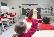 Kapsayıcı eğitim, eğitimde eşitlik ve adalet ilkeleri çerçevesinde her bireyin kendi potansiyelini en iyi şekilde gerçekleştirebilmesine olanak sağlayan bir yaklaşımdır. Bu modelde öğrencilerin sosyal, kültürel, ekonomik ya da bireysel farklılıkları ne olursa olsun eğitim sistemine tam olarak dahil edilmeleri hedeflenir. Modern eğitim anlayışında, sadece bilgi aktarımı değil, bireyin bütüncül gelişimi esas alınır. Bu noktada kapsayıcı eğitim uygulamaları, bireyleri dışlamadan ve etiketlemeden öğrenme sürecine entegre etmeyi amaçlar. Konulu bir haber görseli.