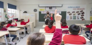 Kapsayıcı Eğitim Ne Demek Hangi İlkeleri Barındırır Kapsayıcı eğitim, eğitimde eşitlik ve adalet ilkeleri çerçevesinde her bireyin kendi potansiyelini en iyi şekilde gerçekleştirebilmesine olanak sağlayan bir yaklaşımdır. Bu modelde öğrencilerin sosyal, kültürel, ekonomik ya da bireysel farklılıkları ne olursa olsun eğitim sistemine tam olarak dahil edilmeleri hedeflenir. Modern eğitim anlayışında, sadece bilgi aktarımı değil, bireyin bütüncül gelişimi esas alınır. Bu noktada kapsayıcı eğitim uygulamaları, bireyleri dışlamadan ve etiketlemeden öğrenme sürecine entegre etmeyi amaçlar. Konulu bir haber görseli.