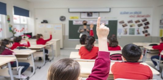 Kapsayıcı eğitim, eğitimde eşitlik ve adalet ilkeleri çerçevesinde her bireyin kendi potansiyelini en iyi şekilde gerçekleştirebilmesine olanak sağlayan bir yaklaşımdır. Bu modelde öğrencilerin sosyal, kültürel, ekonomik ya da bireysel farklılıkları ne olursa olsun eğitim sistemine tam olarak dahil edilmeleri hedeflenir. Modern eğitim anlayışında, sadece bilgi aktarımı değil, bireyin bütüncül gelişimi esas alınır. Bu noktada kapsayıcı eğitim uygulamaları, bireyleri dışlamadan ve etiketlemeden öğrenme sürecine entegre etmeyi amaçlar. Konulu bir haber görseli.