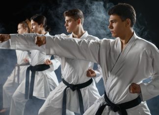 Karate Nedir ve Temel Özellikleri Karate, Japonya kökenli bir dövüş sanatıdır ve tekme, yumruk, dirsek ve diz gibi vücut parçalarıyla savunma ve saldırı tekniklerini kullanarak rakibe karşı koymaya dayalı bir sistemdir. Karate, fiziksel gücün yanı sıra strateji, hız ve çeviklik gerektiren bir dövüş sanatıdır. Temelde, vücudun doğal hareketleriyle savunma yaparak, rakibi etkisiz hale getirmeye yönelik bir mücadele anlayışı hakimdir. Karate'nin diğer dövüş sanatlarından farkı, sadece dövüşmeyi değil, aynı zamanda disiplin, saygı ve özgüven gibi önemli değerleri de öğretmesidir. Konulu bir haber görseli.