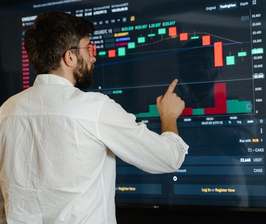 Kâr, bir şirketin iş faaliyetlerinden elde ettiği gelir ile maliyetler arasındaki farkı ifade eder. Bir işletme, sürdürülebilirliğini sağlamak ve büyümesini devam ettirebilmek için kâr elde etmeye odaklanır. Hem şirketler hem de ekonomiler için kritik bir göstergedir. Bu yazıda, kârın şirketler ve ekonomi üzerindeki rolünü, neden önemli olduğunu ve nasıl yönetildiğini ele alacağız. Konulu bir haber görseli.