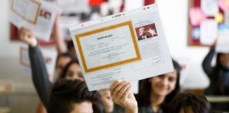 Eğitim öğretim yılının sonunda milyonlarca öğrenci, öğretmen ve veli için büyük bir dönüm noktası sayılan karne günü, öğrencilerin akademik performansının simgesel bir özetidir. Ancak bu özet, gerçekten öğrencinin gerçek başarısını mı gösteriyor? Yoksa yalnızca belirli kriterlere indirgenmiş, sınırlı bir ölçüm müdür? Türkiye'deki eğitim sisteminde hâlâ en çok dikkate alınan göstergelerden biri olan karne notu, öğrencinin tüm gelişimini temsil etmeye ne kadar uygundur? Konulu bir haber görseli.