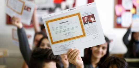 Eğitim öğretim yılının sonunda milyonlarca öğrenci, öğretmen ve veli için büyük bir dönüm noktası sayılan karne günü, öğrencilerin akademik performansının simgesel bir özetidir. Ancak bu özet, gerçekten öğrencinin gerçek başarısını mı gösteriyor? Yoksa yalnızca belirli kriterlere indirgenmiş, sınırlı bir ölçüm müdür? Türkiye'deki eğitim sisteminde hâlâ en çok dikkate alınan göstergelerden biri olan karne notu, öğrencinin tüm gelişimini temsil etmeye ne kadar uygundur? Konulu bir haber görseli.