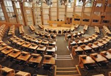 Demokrasi, halkın kendi yönetimini seçmesi ve denetlemesi olarak tanımlanır. Ancak, demokratik sistemler genellikle temsilci demokrasisi çerçevesinde işler. Bu modelde halk, belirli aralıklarla seçimlere katılır ve siyasi temsilcilerini seçer. Ancak katılımcı demokrasi, halkın sadece seçimlerde değil, sürekli bir şekilde karar alma süreçlerinde aktif rol almasını savunur. Bu anlayış, siyasi kararların yalnızca seçilmiş temsilciler tarafından alınmasını reddeder ve halkın doğrudan katılımını öngörür. Ancak bu sistemin, özellikle büyük toplumlarda, ne kadar uygulanabilir olduğu hala büyük bir tartışma konusudur. Konulu bir haber görseli.