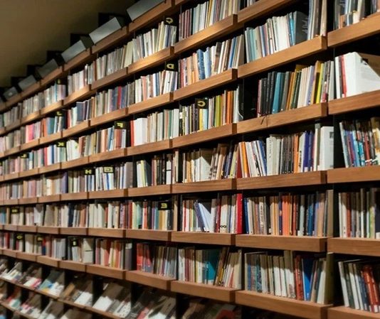 Akademik ve bilimsel yazıların temeli, doğru bilgiye dayalı ve güvenilir kaynaklardan alınan verilere dayanır. Bir araştırma, tez, makale veya kitap yazarken doğru ve düzenli bir şekilde kaynak gösterme, hem akademik etik açısından hem de çalışmanın güvenilirliği açısından büyük bir öneme sahiptir. Kaynakça, bu sürecin en kritik kısmını oluşturur ve araştırmacıların ve yazarların kullandıkları kaynakları uygun bir biçimde düzenleyip sunmalarını sağlar. Konulu bir haber görseli.