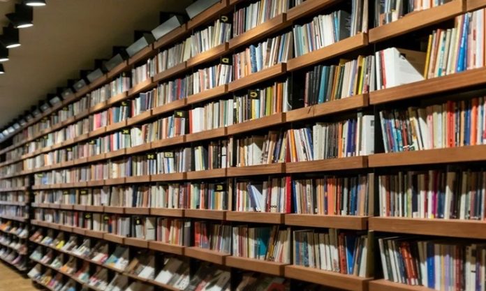 Kaynakça Nedir ve Akademik Çalışmalar İçin Neden Önemlidir Akademik ve bilimsel yazıların temeli, doğru bilgiye dayalı ve güvenilir kaynaklardan alınan verilere dayanır. Bir araştırma, tez, makale veya kitap yazarken doğru ve düzenli bir şekilde kaynak gösterme, hem akademik etik açısından hem de çalışmanın güvenilirliği açısından büyük bir öneme sahiptir. Kaynakça, bu sürecin en kritik kısmını oluşturur ve araştırmacıların ve yazarların kullandıkları kaynakları uygun bir biçimde düzenleyip sunmalarını sağlar. Konulu bir haber görseli.