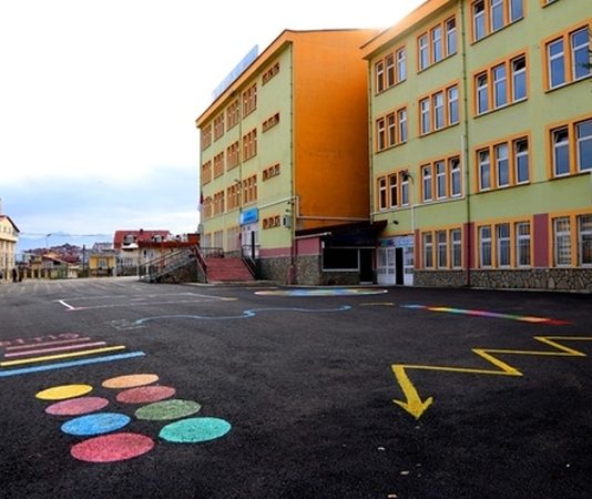 Kaynaştırma eğitimi, özel gereksinimli öğrencilerin normal sınıf ortamlarında eğitim alarak toplumla daha iyi entegrasyonlarını sağlayan bir eğitim modelidir. Bu eğitim, her öğrencinin bireysel ihtiyaçlarını göz önünde bulundurarak yapılan bir öğretim şeklidir. Amacı, öğrencilerin eğitim süreçlerinde birbirlerinden öğrenmelerini sağlamak ve aynı zamanda toplumla uyum içinde yaşamalarına destek olmaktır. Bu yazıda, kaynaştırma eğitiminin temelleri, özel gereksinimli öğrencilerin nasıl desteklendiği ve bu sürecin başarısının nasıl artırılacağına dair detaylı bilgiler verilecektir. Konulu bir haber görseli.