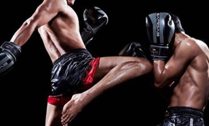 Kick Boks Nedir ve Temel Özellikleri Kick boks, dövüş sporları arasında oldukça popüler ve etkili bir dal olup, tekme ve yumrukların birleştirildiği bir dövüş tekniğidir. Kick boks, hem savunma hem de saldırı amaçlı kullanılan güçlü tekme ve yumruk tekniklerini içerir. Bu spor, dövüşçülerin hız, güç, dayanıklılık ve çeviklik gibi fiziksel özelliklerini geliştirmelerine yardımcı olurken, aynı zamanda zihin sağlığını da kuvvetlendirir. Kick boks, özellikle etkili savunma yapabilmek ve aynı zamanda rakibi hızlı bir şekilde alt edebilmek için kapsamlı teknik bilgi ve deneyim gerektiren bir spor dalıdır. Konulu bir haber görseli.