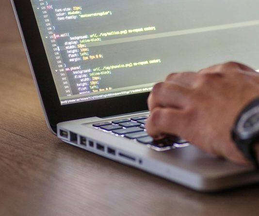 Son yıllarda kodlama öğrenmek, dijital dünyada daha fazla insanın ilgisini çeker hale geldi. Teknolojinin hayatın her alanında yer bulmasıyla birlikte, programlama dillerine olan talep de giderek artmaktadır. Bu durum, yalnızca yazılım geliştiriciler için değil, aynı zamanda farklı sektörlerdeki profesyoneller için de önemli bir beceri haline gelmiştir. Peki, kodlama öğrenmek neden bu kadar yaygınlaştı ve bu beceri, özellikle günümüz dünyasında neden bu kadar değerli hale geldi? Konulu bir haber görseli