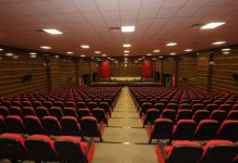 Konferans, bilgi paylaşımının en yoğun ve etkili şekilde gerçekleştiği platformlardan biridir. Bilimsel araştırmalardan kültürel gelişmelere, toplumsal sorunlardan teknolojik yeniliklere kadar pek çok konu, konferanslar aracılığıyla tartışılır ve geniş kitlelere aktarılır. Hem akademik camiada hem de iş dünyasında oldukça önemli bir yere sahip olan bu etkinlikler, bireylerin bilgi düzeyini artırmakla kalmaz; aynı zamanda fikir alışverişine ve iş birliğine de olanak tanır. Konulu bir haber görseli.