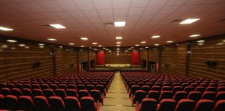 Konferans, bilgi paylaşımının en yoğun ve etkili şekilde gerçekleştiği platformlardan biridir. Bilimsel araştırmalardan kültürel gelişmelere, toplumsal sorunlardan teknolojik yeniliklere kadar pek çok konu, konferanslar aracılığıyla tartışılır ve geniş kitlelere aktarılır. Hem akademik camiada hem de iş dünyasında oldukça önemli bir yere sahip olan bu etkinlikler, bireylerin bilgi düzeyini artırmakla kalmaz; aynı zamanda fikir alışverişine ve iş birliğine de olanak tanır. Konulu bir haber görseli.