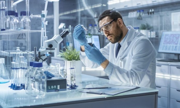 Kontrol grubu, bilimsel araştırmalarda elde edilen verilerin güvenilirliğini test etmek için kullanılan temel bir araçtır. Deneysel çalışmalarda, araştırmacılar genellikle iki grup oluşturur: bir deney grubu ve bir kontrol grubu. Deney grubu üzerinde belirli bir değişken etkilenirken, kontrol grubu bu etkiden bağımsız olarak gözlemlenir. Bu yöntem sayesinde, sonuçların gerçekten uygulanan değişkene mi bağlı olduğu, yoksa başka faktörlerden mi kaynaklandığı anlaşılabilir. Konulu bir haber görseli.