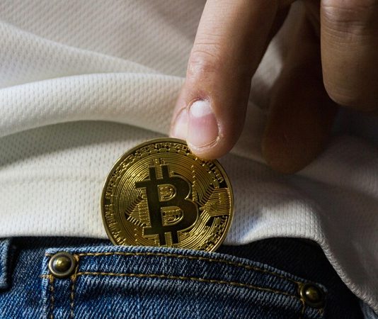 Kripto Para Nedir ve Nasıl Çalışır Kripto paralar, son yıllarda finans dünyasında büyük bir devrime yol açarak dijital ekonominin temel taşlarından biri haline gelmiştir. Geleneksel para birimlerinden farklı olarak merkezi bir otoriteye bağlı olmayan bu dijital varlıklar, kullanıcılar arasında doğrudan transfer edilebilmekte ve güvenlik, hız, maliyet gibi konularda birçok avantaj sunmaktadır. Peki kripto para nedir ve nasıl çalışır? Bu sistemin arkasında hangi teknolojiler vardır? Geleneksel finans sistemi ile arasındaki farklar nelerdir? Bu soruların yanıtı, günümüzde yatırım yapan milyonlarca insanın bilmesi gereken temel bilgileri oluşturur. Konulu bir haber görseli.