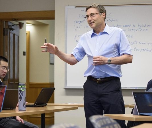 Kuram, bir olay ya da olguya dair genel geçer ilkeler ya da açıklamalardır. Daha açık bir ifadeyle, kuramlar, gözlemler ve deneyimler doğrultusunda geliştirilen soyut düşüncelerdir. Bilimsel, felsefi veya toplumsal alanlarda, kuramlar, sistematik bir şekilde açıklamalar ve öngörüler sunar. Bu makalede, kuram kavramının ne olduğunu, nasıl oluştuğunu ve hayatımızdaki önemini ele alacağız. Konulu bir haber görseli.