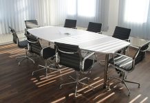 Siyasetin istikrar kazanması, öngörülebilirlik taşıması ve kişilere bağımlı olmaktan çıkması için en önemli unsur kurumsallaşmadır. Devletin işleyişinden partilere, yargıdan yasamaya kadar siyasal yapılar ne kadar kurumsal nitelikler taşıyorsa o kadar güçlü, istikrarlı ve meşru bir düzenden söz edilebilir. Kurumsallaşma, yalnızca bir yapının varlığı değil, aynı zamanda o yapının zamanla oturmuş kurallara, normlara ve davranış biçimlerine kavuşması anlamına gelir. Bu kavramın siyasal alandaki etkisi ise rejimlerin sürekliliğinden demokratikleşme süreçlerine kadar çok geniş bir yelpazeyi kapsar. Konulu bir haber görseli.