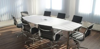 Siyasetin istikrar kazanması, öngörülebilirlik taşıması ve kişilere bağımlı olmaktan çıkması için en önemli unsur kurumsallaşmadır. Devletin işleyişinden partilere, yargıdan yasamaya kadar siyasal yapılar ne kadar kurumsal nitelikler taşıyorsa o kadar güçlü, istikrarlı ve meşru bir düzenden söz edilebilir. Kurumsallaşma, yalnızca bir yapının varlığı değil, aynı zamanda o yapının zamanla oturmuş kurallara, normlara ve davranış biçimlerine kavuşması anlamına gelir. Bu kavramın siyasal alandaki etkisi ise rejimlerin sürekliliğinden demokratikleşme süreçlerine kadar çok geniş bir yelpazeyi kapsar. Konulu bir haber görseli.