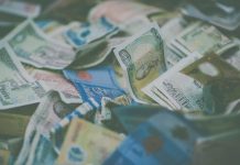 Likidite, bir ekonominin veya finansal piyasaların sağlıklı işleyişinin temel taşıdır. Her türlü finansal sistemin verimli çalışabilmesi için, likidite kavramının doğru anlaşılması ve yönetilmesi gerekmektedir. Kısaca, likidite, bir varlığın nakde dönüştürülme kolaylığı olarak tanımlanabilir. Bir varlık ne kadar kolay ve hızlı bir şekilde nakde çevrilebiliyorsa, o kadar likit kabul edilir. Ekonomik sistemlerde ve finansal piyasalarda likidite önemli bir rol oynar çünkü finansal ürünlerin hızlı ve güvenli bir şekilde alınıp satılması, piyasaların stabilitesini sağlar. Konulu bir haber görseli.