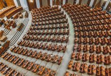 Lobicilik, siyasal karar alma süreçlerini etkileme amacı taşıyan örgütlü faaliyetlerin genel adıdır. Bu faaliyetler, belirli kişi, kurum veya çıkar gruplarının lehine yasa yapılmasını sağlamak, çıkarlarına zarar verebilecek düzenlemeleri engellemek ya da kamu politikalarının yönünü değiştirmek için yürütülür. Genellikle parlamento, bakanlıklar, uluslararası kuruluşlar ve yerel yönetimler gibi karar alma mekanizmaları hedef alınır. Lobicilik yalnızca siyasetçileri değil, kamuoyunu, medyayı ve akademik dünyayı da etkileyen geniş kapsamlı bir faaliyettir. Konulu bir haber görseli.