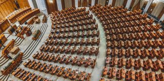 Lobicilik Nedir Etki Alanı Nerelere Kadar Uzanır Lobicilik, siyasal karar alma süreçlerini etkileme amacı taşıyan örgütlü faaliyetlerin genel adıdır. Bu faaliyetler, belirli kişi, kurum veya çıkar gruplarının lehine yasa yapılmasını sağlamak, çıkarlarına zarar verebilecek düzenlemeleri engellemek ya da kamu politikalarının yönünü değiştirmek için yürütülür. Genellikle parlamento, bakanlıklar, uluslararası kuruluşlar ve yerel yönetimler gibi karar alma mekanizmaları hedef alınır. Lobicilik yalnızca siyasetçileri değil, kamuoyunu, medyayı ve akademik dünyayı da etkileyen geniş kapsamlı bir faaliyettir. Konulu bir haber görseli.